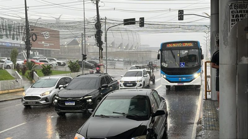Chuvas intensas provocaram alagamento e deslizamentos em Manaus nesta segunda