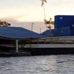 VÍDEO: Flutuante fica destruído após ser atingido por balsa carregada com contêineres no Rio Amazonas