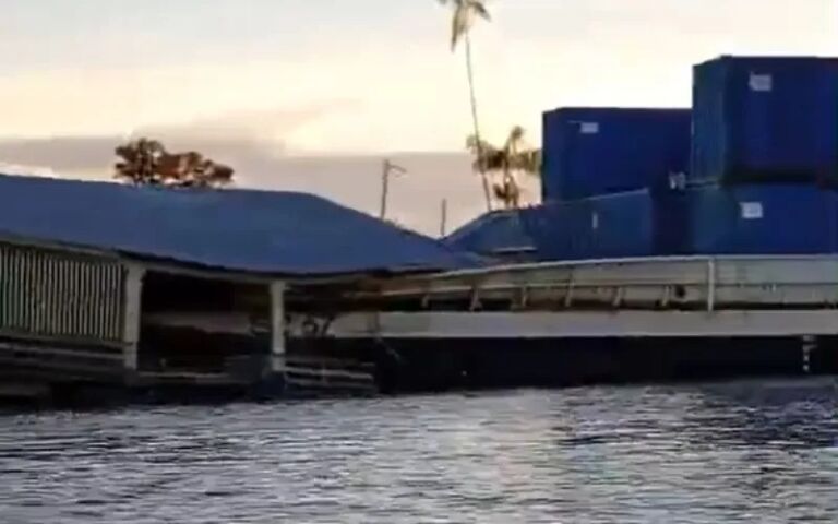 Balsa carregada com contêineres destrói flutuante no Rio Amazonas