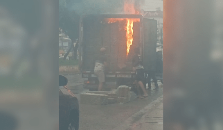Caminhão-baú carregado com ovos pega fogo em Manaus
