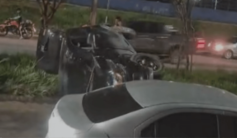 Capotamento deixa carro destruído na zona Norte de Manaus