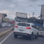Carreta entra na contramão e causa susto em avenida de Manaus; veja vídeo
