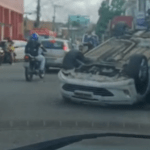 VÍDEO: Carro capota após batida e quase invade casa na Zona Norte de Manaus