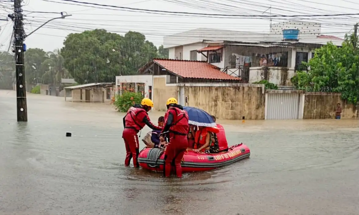 Sobe para 5 o número de mortos após temporais em PE; bebê está entre vítimas