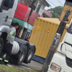 Contêiner solta de carreta e deixa trânsito travado na avenida Rodrigo Otávio em Manaus