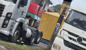 Contêiner cai de carreta e deixa trânsito travado na avenida Rodrigo Otávio em Manaus