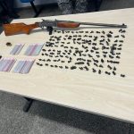 Suspeitos fogem da PM e abandonam arma e maconha em área de mata em Manaus