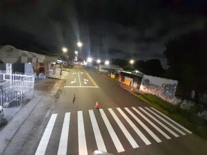 Equipe do IMMU executando a revitalização de faixa de pedestre em via de Manaus