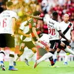 Com gol no último minuto, Vasco arranca empate contra o Flamengo no Maracanã