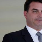 Flávio Bolsonaro manteve como assessor ex-dirigente da Caixa demitido por assédio