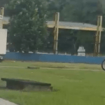 Motociclista sem CNH e sem capacete tenta fugir do guincho do Detran em Manaus; veja vídeo
