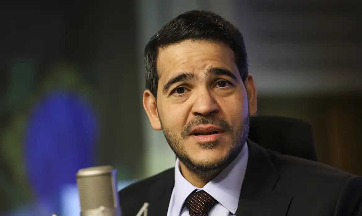 Lula anuncia que indicará Jorge Messias novamente para vaga no STF