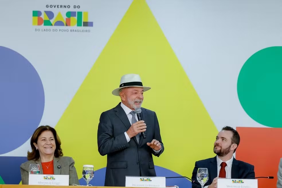 Lula sanciona lei que aumenta penas para furto de celular e golpes virtuais no Brasil