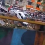 VÍDEO: Carro despenca dentro de igarapé em Manaus