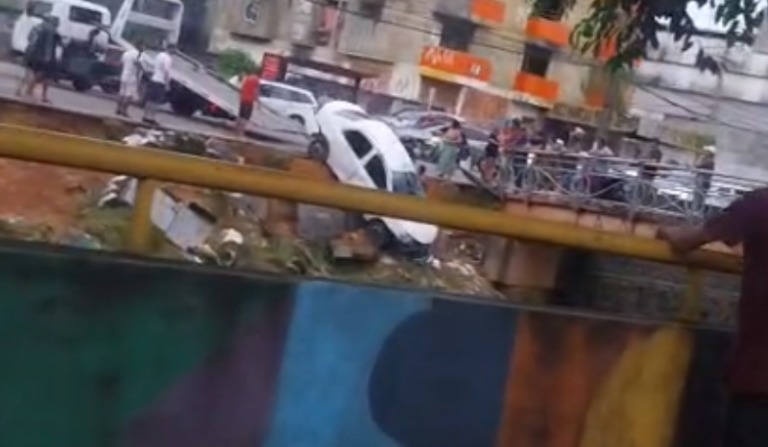 Carro despenca dentro de igarapé após motorista perder controle em Manaus
