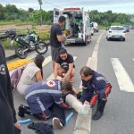Motociclista fica ferida após tentar desviar de carro na Avenida das Torres em Manaus