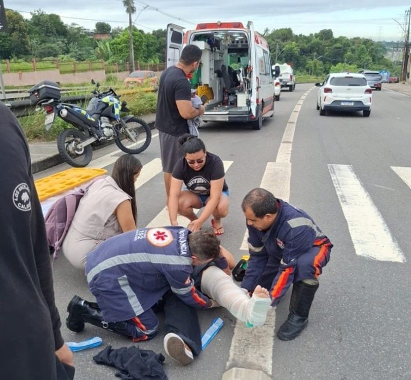 Motociclista fica ferida após tentar desviar de carro na Avenida das Torres em Manaus