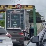 VÍDEO: Caminhão fica ‘entalado’ em passagem de nível na avenida Constantino Nery