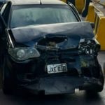 Carro de professor fica destruído ao bater em ‘dente de dragão’ em Manaus