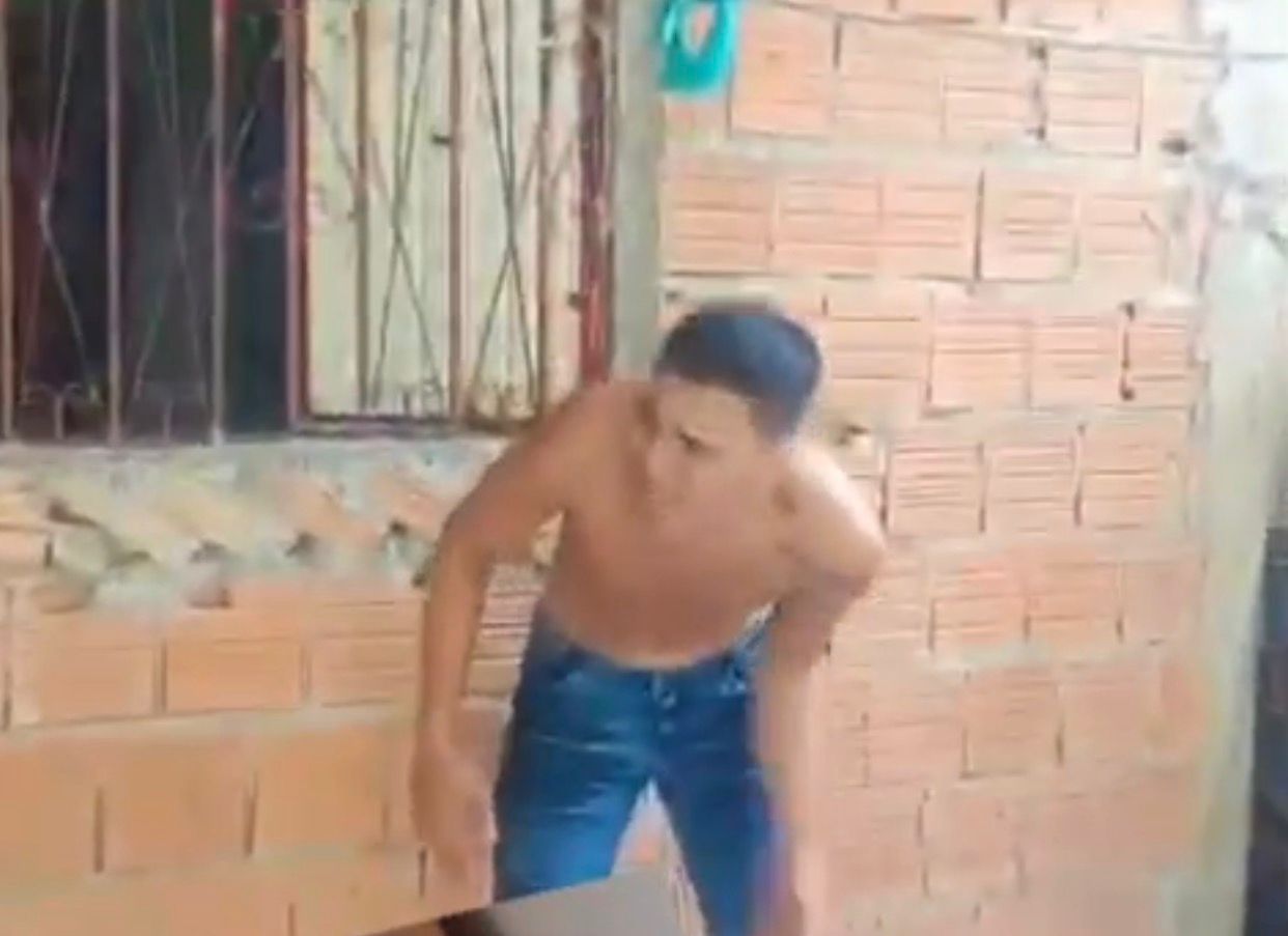 VÍDEO: Homem que exibiu pênis em supermercado de Manaus é punido pelo ‘tribunal do crime’