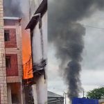 VÍDEOS: Incêndio de grandes proporções atinge casas no bairro São Jorge, em Manaus