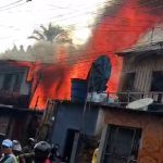 VÍDEOS: Incêndio destrói casas e mobiliza bombeiros em Coari