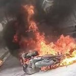 VÍDEO: Moto de entregador pega fogo no bairro São Francisco, em Manaus