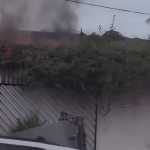 Incêndio atinge restaurante e espalha fumaça preta em avenida de Manaus