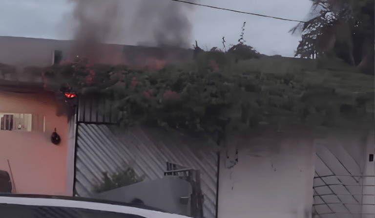 Incêndio atinge restaurante e espalha fumaça preta em avenida de Manaus