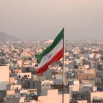 Apresentador iraniano dispara fuzil ao vivo em programa de TV