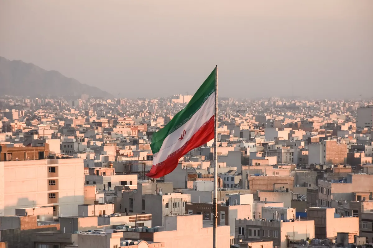 Apresentador iraniano dispara fuzil ao vivo em programa de TV