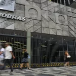 Petrobras aumenta preço da gasolina para distribuidoras nesta sexta