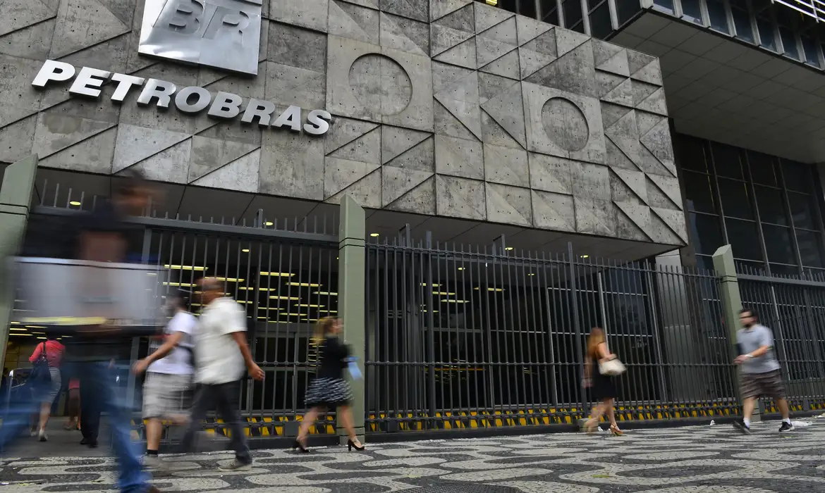 Petrobras aumenta preço da gasolina para distribuidoras nesta sexta