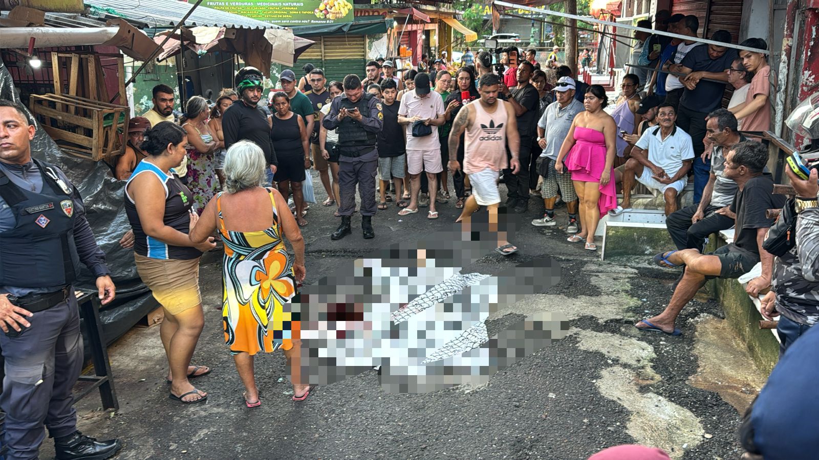 Homem é perseguido e executado com mais de 15 tiros de pistola 9mm perto de feira na Compensa
