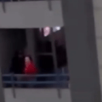 VÍDEO: mulher é flagrada fazendo sexo em sacada e reage: “Faço o que eu quiser”