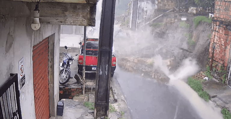 Muro desmorona durante forte chuva em Manaus