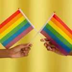 Rei Charles III confirma medida para banir terapia de conversão LGBTQIA+