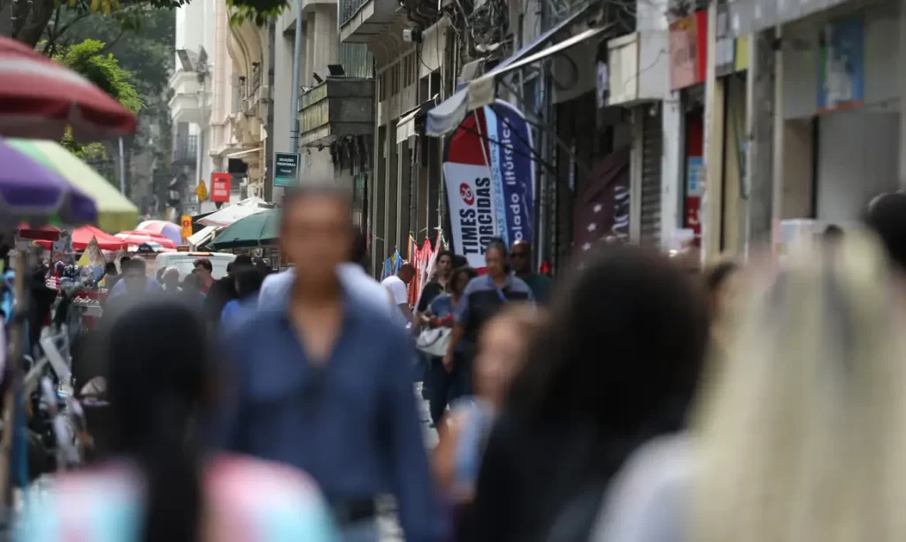 Trabalhadores brasileiros em busca de emprego segundo levantamento do IBGE