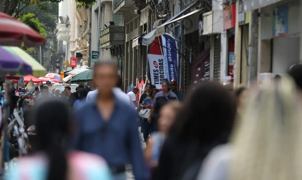 Desemprego entre pessoas pretas é 55% maior que entre brancos