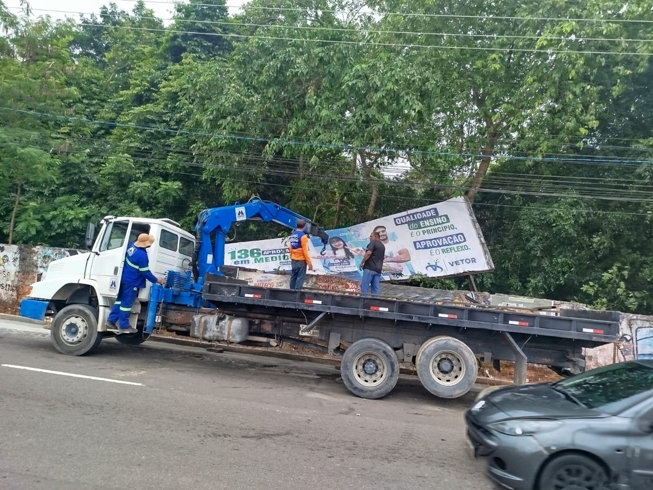 Outdoors são retirados para avanço das obras do complexo Passarão em Manaus