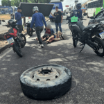 Casal fica ferido após roda de caçamba se soltar em avenida de Manaus