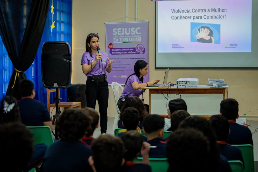 Equipe da Sejusc durante ação de conscientização em escola estadual de Manaus