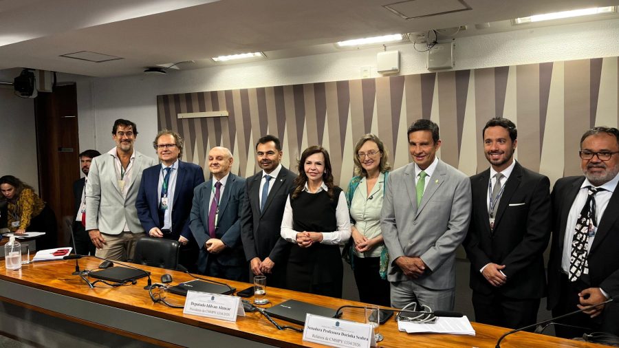 Sidney Leite celebra avanço no piso salarial dos professores