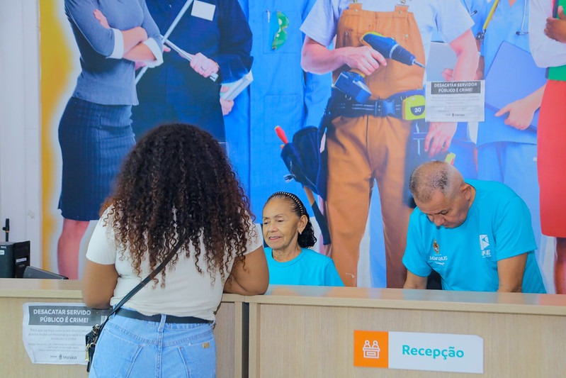 Servidores orientando popular no Sine Manaus