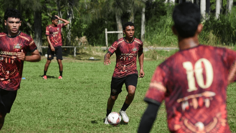 Primeiro time 100% indígena estreia no futebol profissional brasileiro