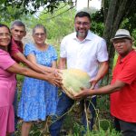 Wilson Lima retorna a ramal asfaltado durante gestão e visita produtores rurais