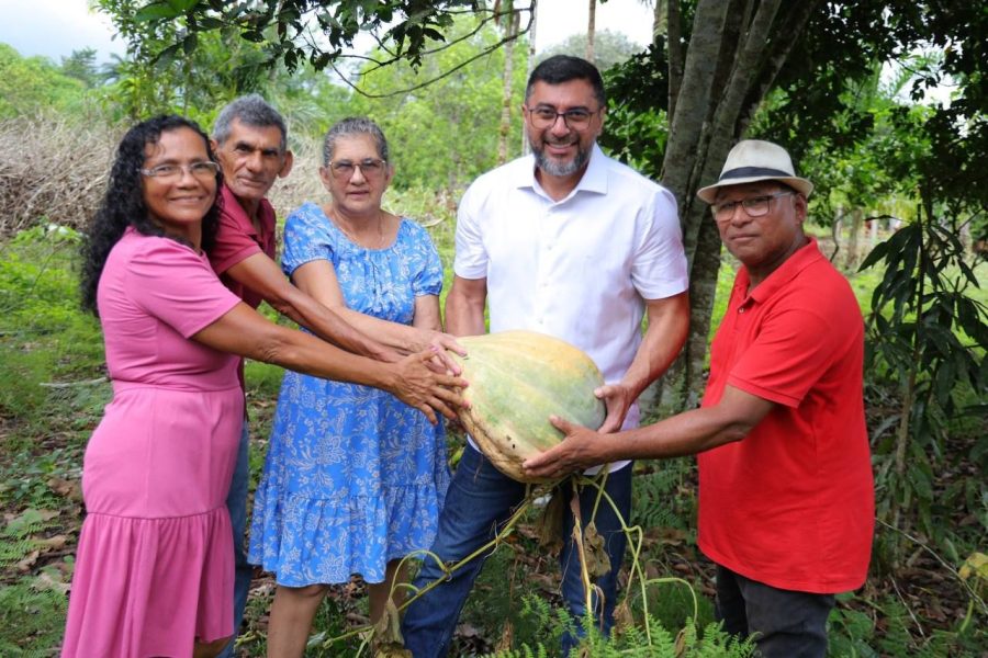 Wilson Lima retorna a ramal asfaltado durante gestão e visita produtores rurais