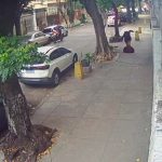 VÍDEO: mulher cai em bueiro após tampa ceder enquanto caminhava para o trabalho