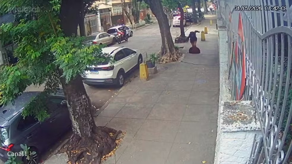 Mulher cai em bueiro após tampa ceder em calçada no Rio de Janeiro