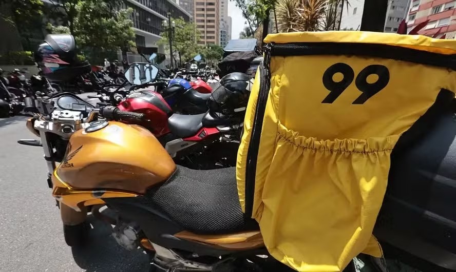 Logo da 99 em anúncio de vagas de emprego abertas em diferentes estados do Brasil.